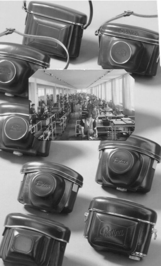 Nach dem Zweiten Weltkrieg ergaben sich sehr viele Chancen, man musste nur aufmerksam genug sein. Hepco erkannte, dass die Fotoindustrie zu diesen Chancen gehörte und stellte mit Hepco stellte bereits in den vierzigern kompakte Kamerataschen her, wie sie auf diesem Bild zu sehen sind. In der Mitte befindet sich eine Aufnahme mit Hunderten Mitarbeitern, die diese Fototaschen herstellten.