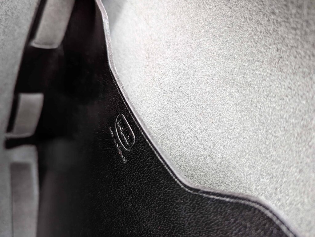 Das Innenfach einer Hepco Blyss Tasche. Das Design erlaubt eine nahtfreie Integration, die dennoch bombenfest ist.