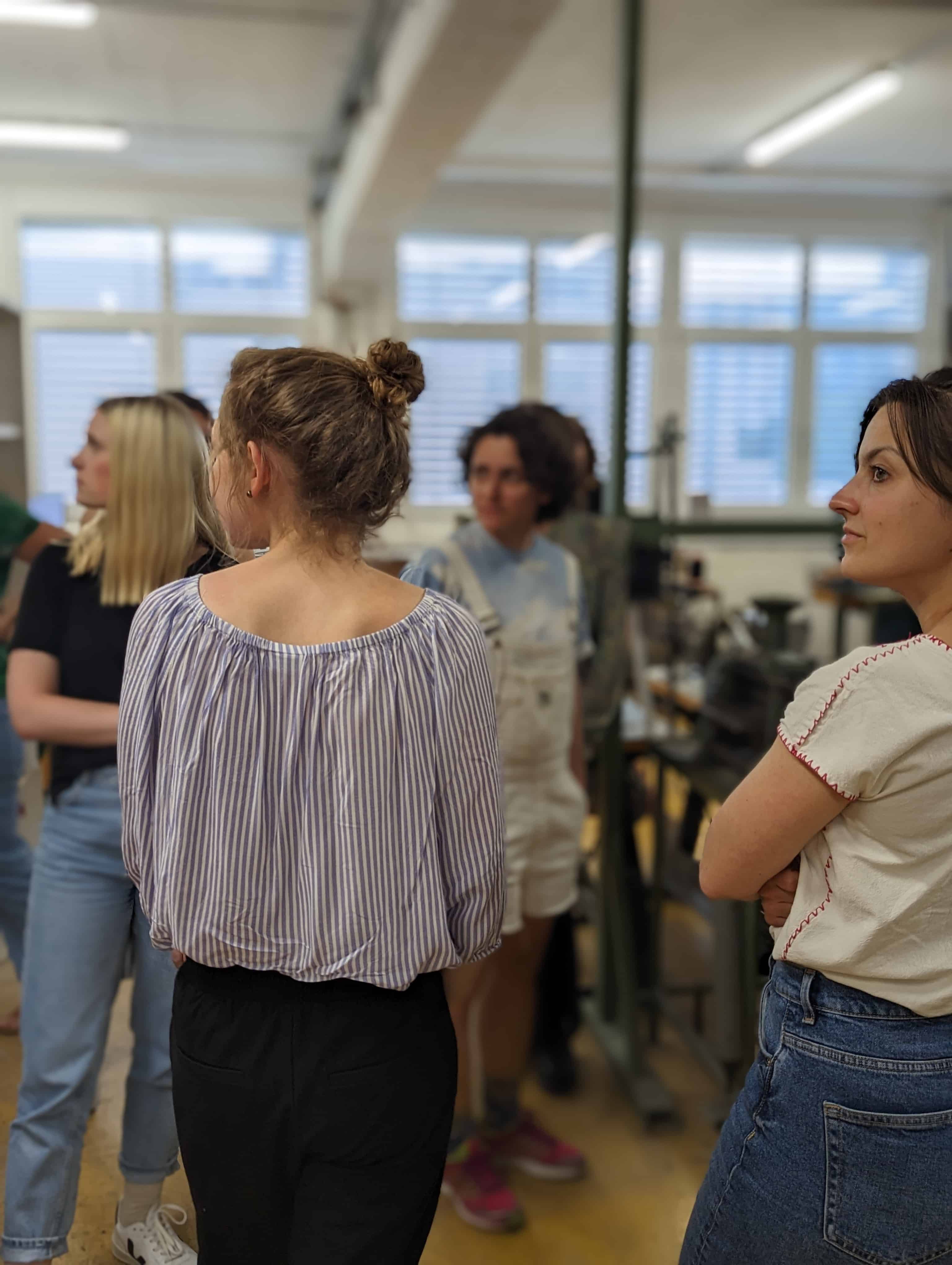 Eine Gruppe Studenten erkundet die Hepco Manufaktur während einer Führung