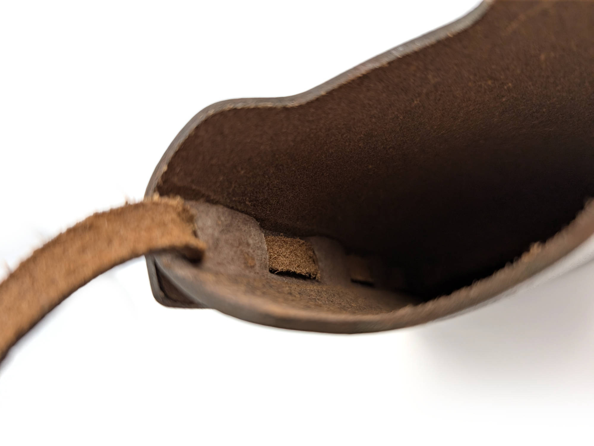 Innenaufnahme der Handybag Boxie von Hepco. Man sieht, wie die Umhängeschlaufe in die Tasche verwebt ist, und so auf nähte verzichtet werden kann.