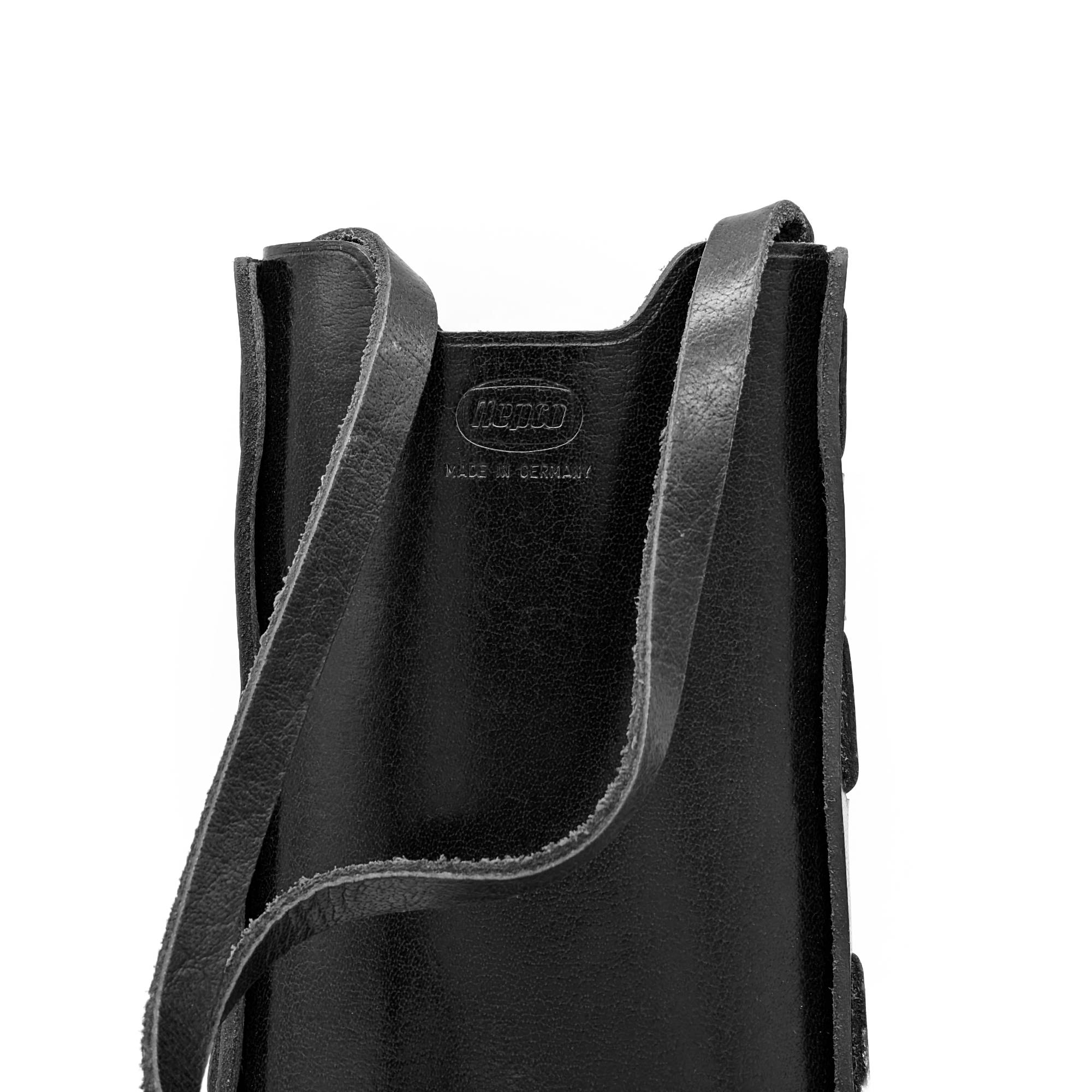 Das bild zeigt Handybag Boxie aus Leder von Hepco. Unter dem Hepco-Logo steht Made in Germany. Die Tasche ist schwarz und der Hintergrund ist weiß.