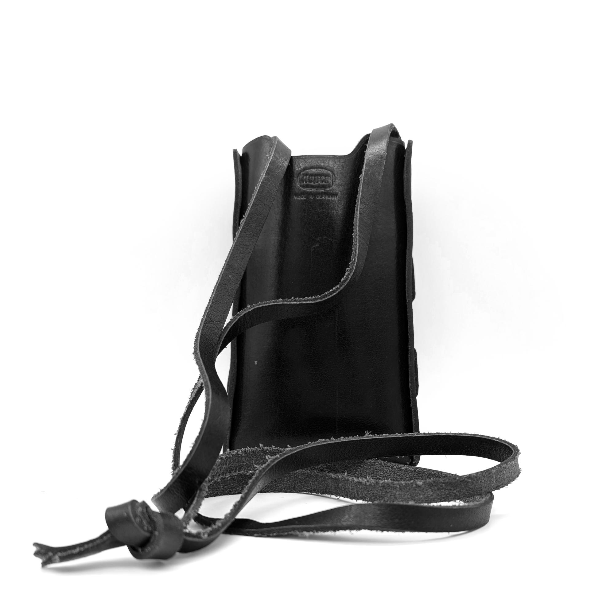 Das bild zeigt Handybag Boxie aus Leder von Hepco. Unter dem Hepco-Logo steht Made in Germany. Die Tasche ist schwarz und der Hintergrund ist weiß.