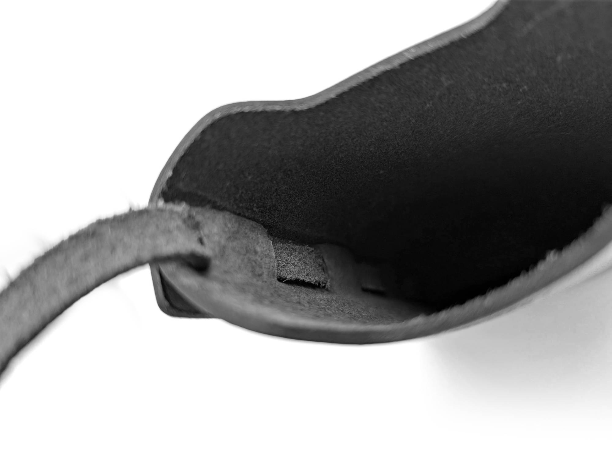 Innenaufnahme der Handybag Boxie von Hepco. Man sieht, wie die Umhängeschlaufe in die Tasche verwebt ist, und so auf nähte verzichtet werden kann.