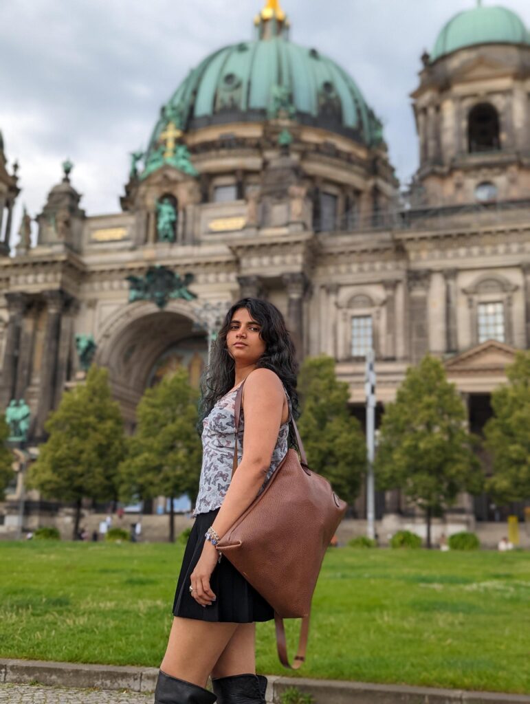 Eine junge Frau steht in Berlin mit einem Lederrucksack der Marke Hepco vor dem Berliner Dom auf der Museumsinsel in Berlin.