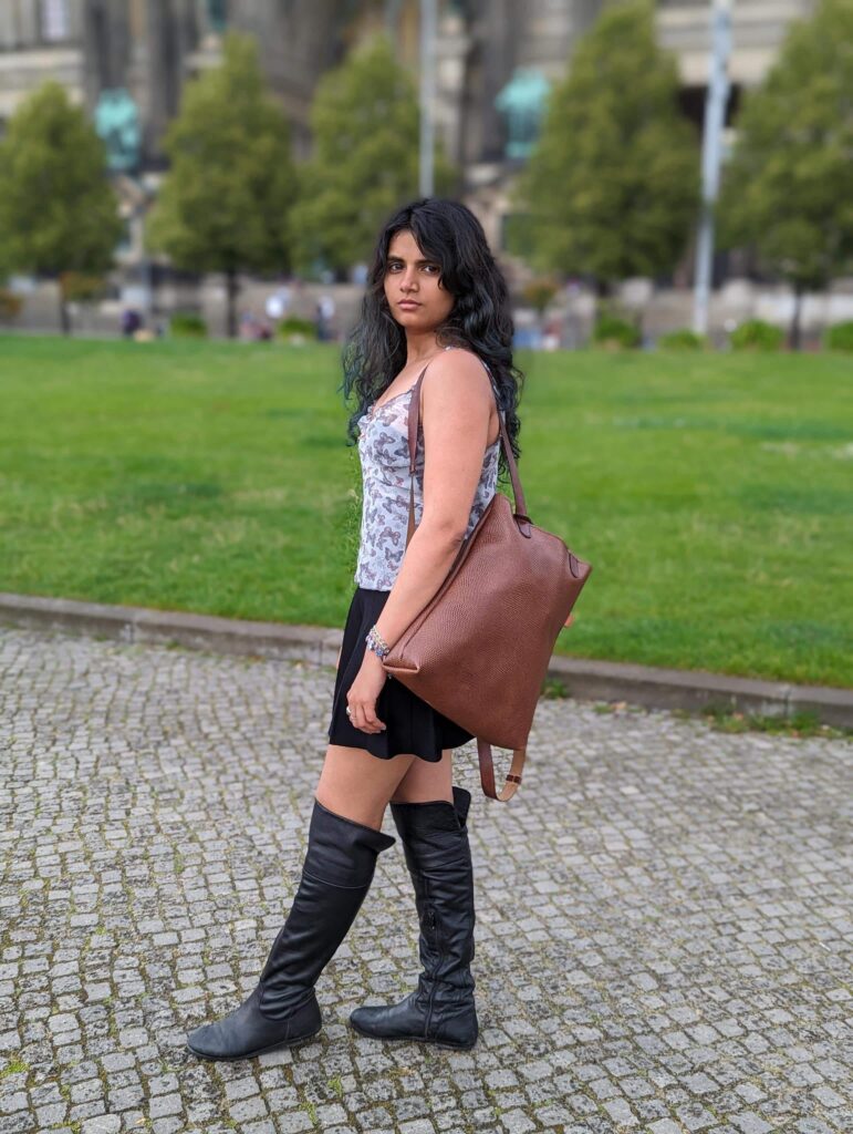 Eine junge Frau steht in Berlin mit einem Lederrucksack der Marke Hepco vor dem Berliner Dom auf der Museumsinsel in Berlin.