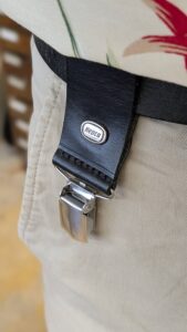 Das Bild demonstriert ein Gürtelschlaufe von Hepco getragen am Gürtel. Sie kann optional auf einen Gürtel aufgeschoben werden kann, um am clip Acessoires wie eine Mütze befestigen zu können.